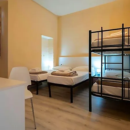 Hostel 7 Santi *