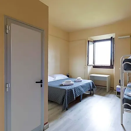 Hostel 7 Santi